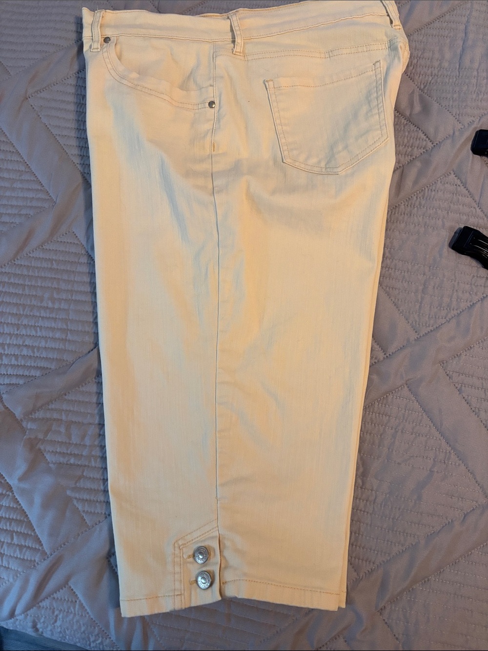Women’s Creamy Pale Yellow Straight-Leg Capri Jeans with Button Hem